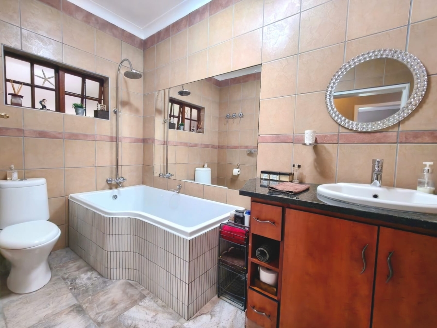 4 Bedroom Property for Sale in Oewersig North West